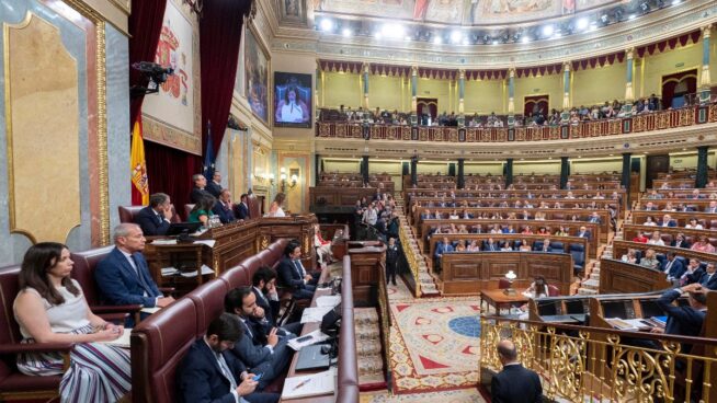 El PSOE pierde cinco de las 25 votaciones del primer pleno tras la ruptura de Junts