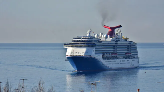 La naviera Carnival elige Marsella para reparar su flota y suspende su actividad en Cádiz