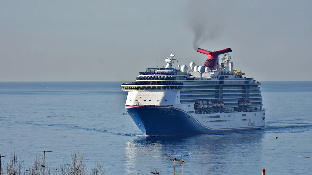 La naviera Carnival elige Marsella para reparar su flota y suspende su actividad en Cádiz