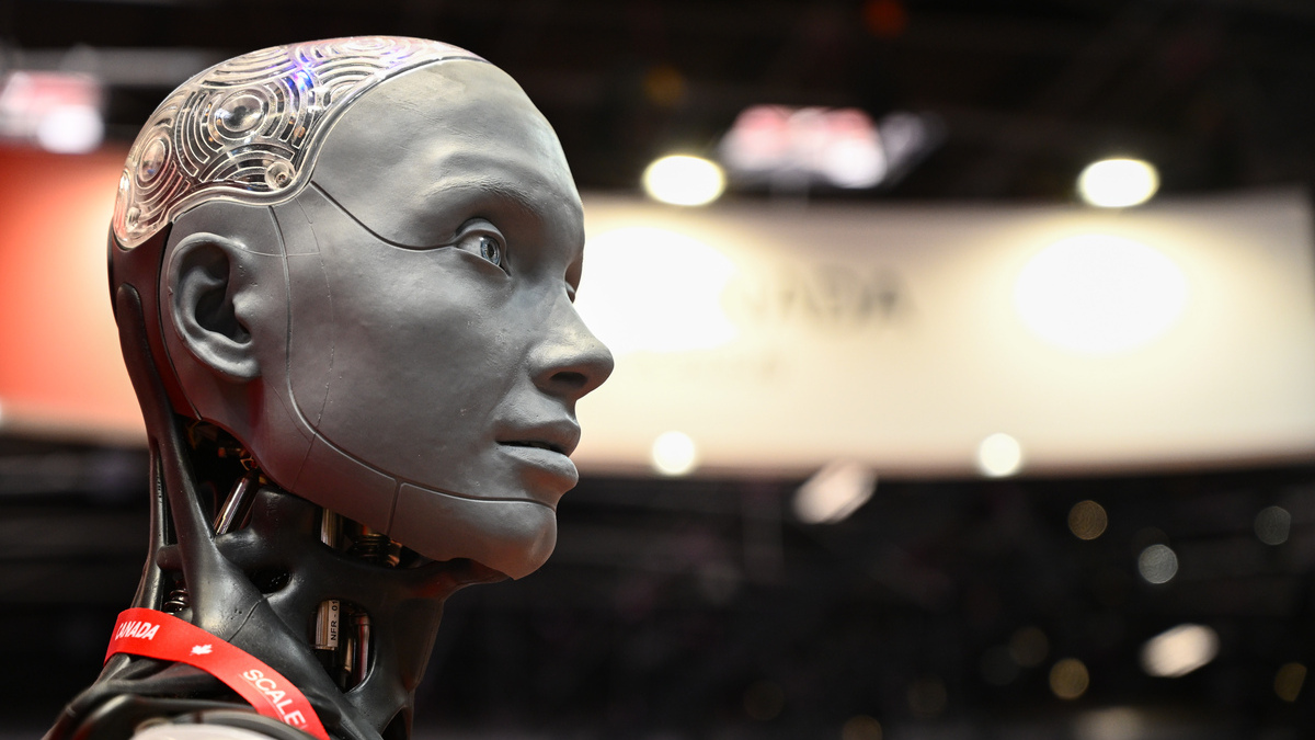 Granada planea incorporar un robot policial humanoide para reforzar el control del tráfico