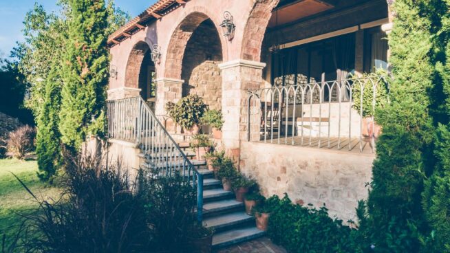 El cortijo que está a 50 minutos de Málaga perfecto para vivir: 587m² y 900.000 euros