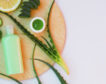 Los cosméticos con ingredientes comestibles que llevan la despensa a tu neceser
