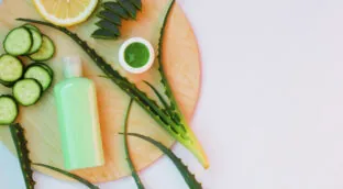 Los cosméticos con ingredientes comestibles que llevan la despensa a tu neceser