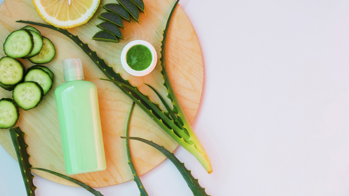 Los cosméticos con ingredientes comestibles que llevan la despensa a tu neceser