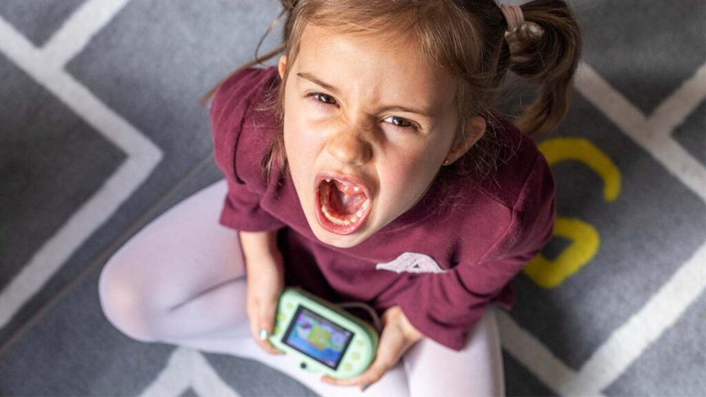 crisis-nerviosa-rabieta-nina-videojuego