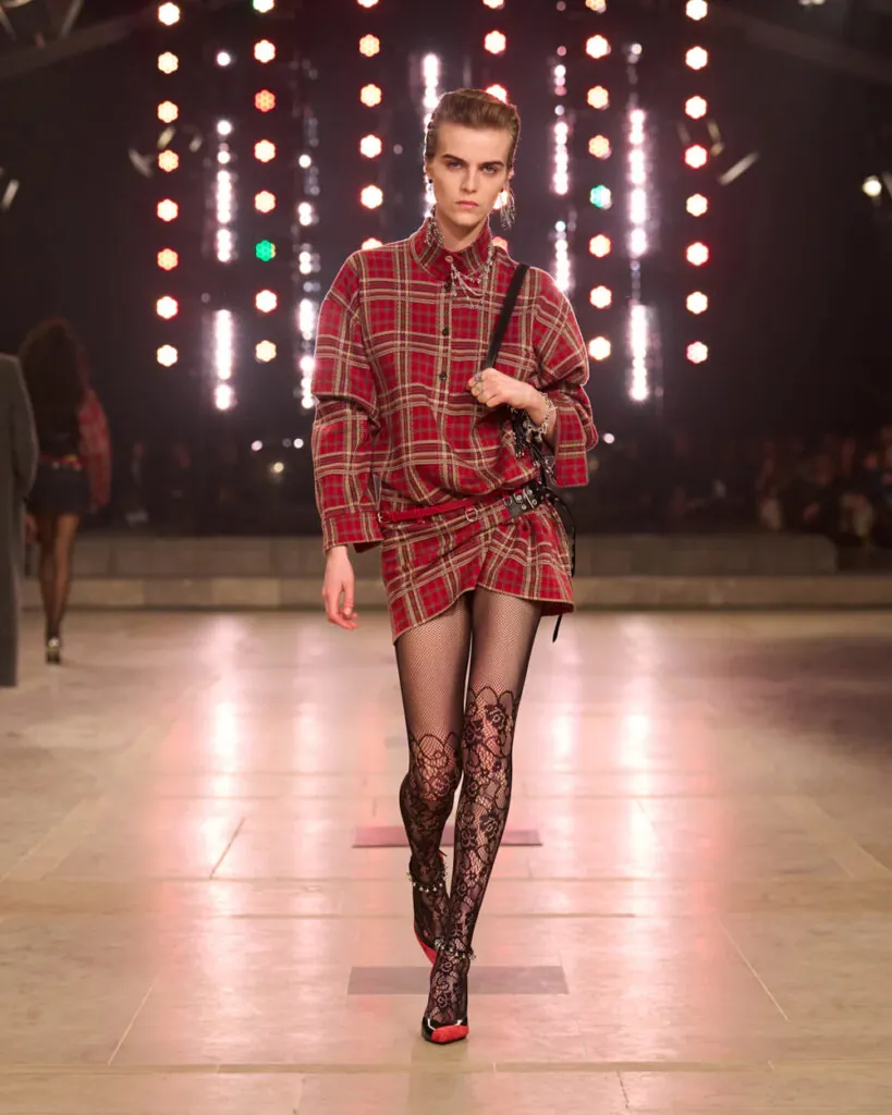 Desfile de Isabel Marant con los cuadros como protagonistas