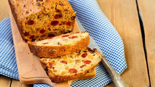 Barmbrack: el pan irlandés de Halloween que parece un panettone con frutas escarchadas