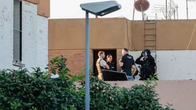 Despliegue policial en Brenes (Sevilla) por un atrincherado relacionado con un homicidio