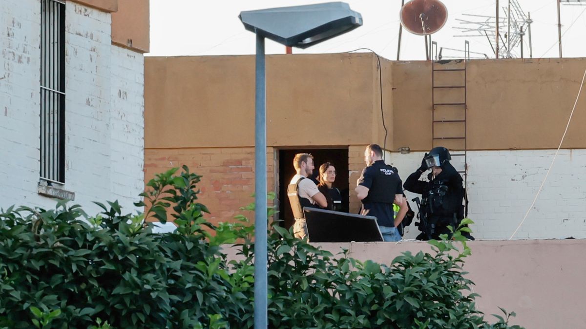 Despliegue policial en Brenes (Sevilla) por un atrincherado relacionado con un homicidio