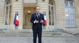 Dimite el primer ministro de Francia, Sébastien Lecornu, horas después de formar su gabinete