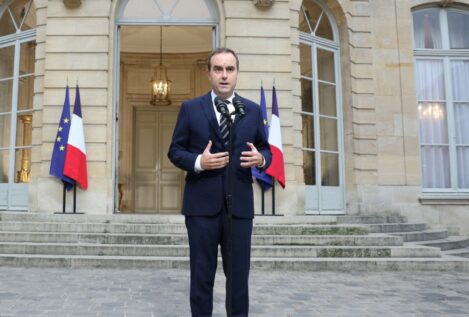 Dimite el primer ministro de Francia, Sébastien Lecornu, horas después de formar su gabinete