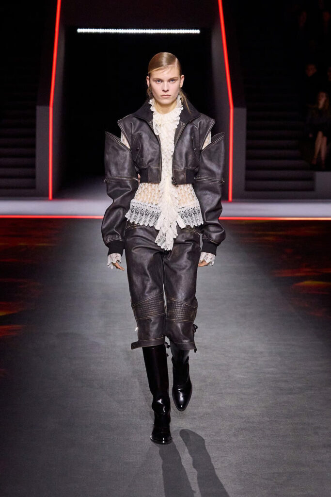 Combinación de cuero y encajes en el desfile de Dior