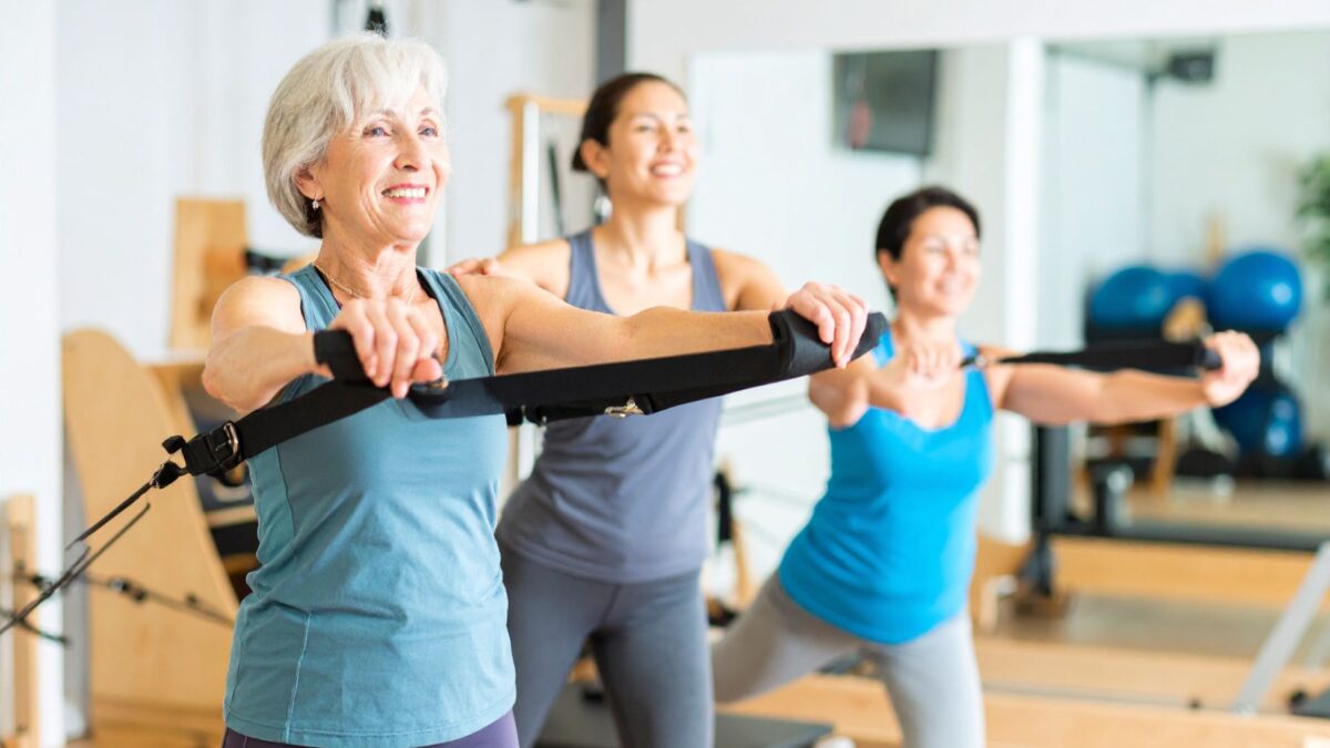 Cinco ejercicios de pilates para fortalecer los músculos sin dañar la circulación a los 60 años