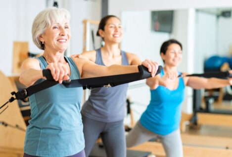 Cinco ejercicios de pilates para fortalecer los músculos sin dañar la circulación a los 60 años