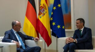 Sánchez logra que Merz negocie la oficialidad del catalán en la UE tras la amenaza de Junts