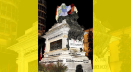 Cubren la estatua de Isabel la Católica y Colón en Granada contra el Día de la Hispanidad