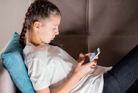 El estrés en redes sociales también entiende de género: por qué les afecta más a ellas