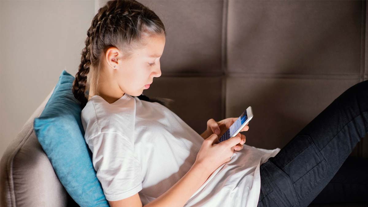 El estrés en redes sociales también entiende de género: por qué les afecta más a ellas