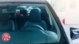 Así es la nueva etiqueta roja de la DGT: un coche automatizado con señal wifi