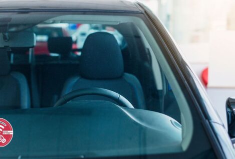 Así es la nueva etiqueta roja de la DGT: un coche automatizado con señal wifi
