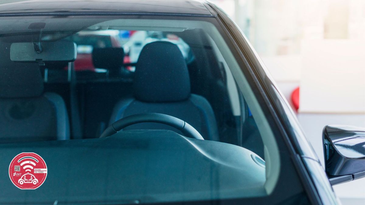 Así es la nueva etiqueta roja de la DGT: un coche automatizado con señal wifi