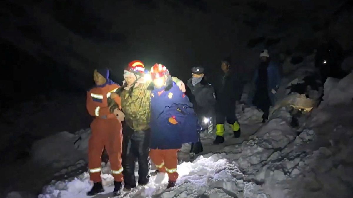 Al menos un muerto y casi un millar de personas atrapadas tras una tormenta en el Everest