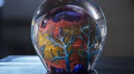 La Fábrica de Cristales de La Granja expone una colección en vidrio de doce artistas