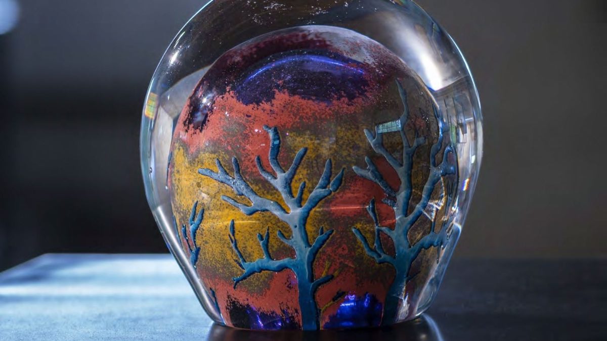 La Fábrica de Cristales de La Granja expone una colección en vidrio de doce artistas