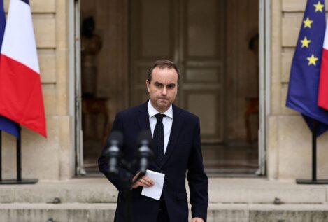 Macron da un plazo de 48 horas a Lecornu para que negocie un nuevo gobierno estable