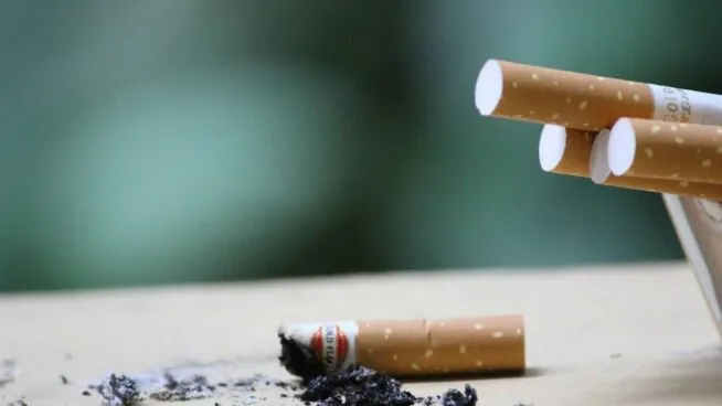 Por qué la gente vuelve a fumar y cómo dejarlo (incluso tarde) protege el cerebro