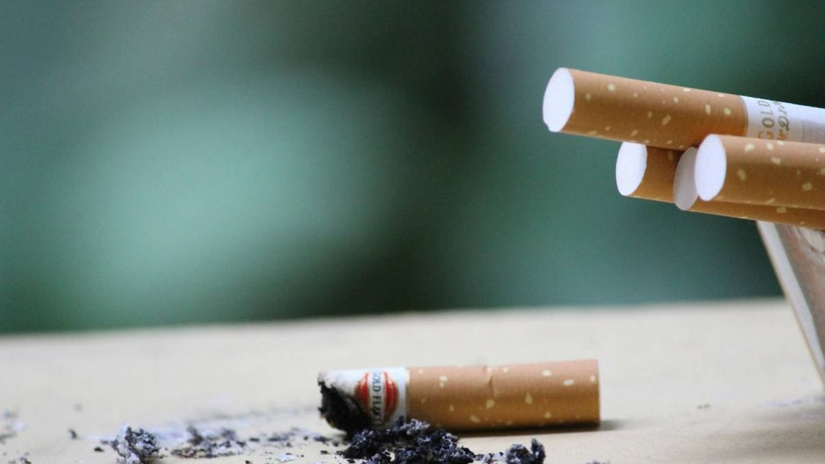 Por qué la gente vuelve a fumar y cómo dejarlo (incluso tarde) protege el cerebro
