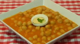 Samantha Vallejo-Nágera y José Andrés, chefs, coinciden: «La garbanzos de bote mejoran con un aliño de cilantro y limón o de yogur con curry»