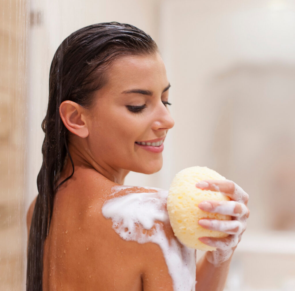 La fragancia de otros productos, como el gel, también influye en nuestro aroma final. (Fuente: Freepik/gpointstudio)