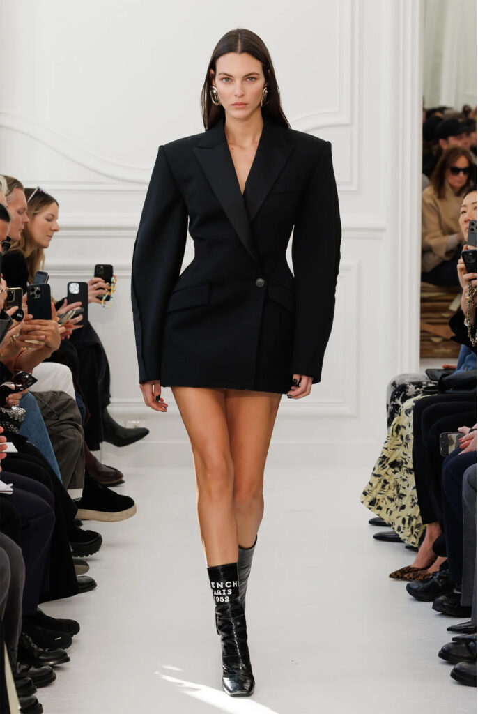 Americana negra en la pasarela de Givenchy