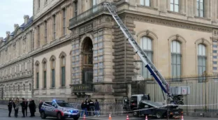 El fabricante del montacargas del Louvre hace publicidad con el robo