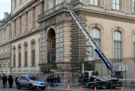 Detenidos dos sospechosos por el robo de joyas del museo del Louvre