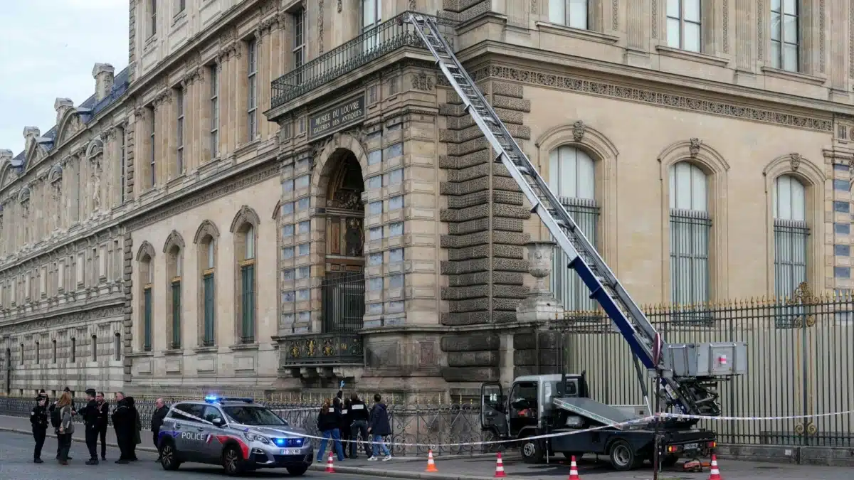 El fabricante del montacargas del Louvre hace publicidad con el robo