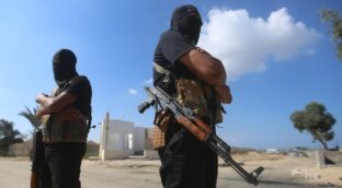 Las milicias de Hamás entregan tres cadáveres de rehenes israelíes