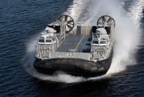 La Armada proyecta su futuro con algo que nunca ha tenido: 'hovercrafts' y minisubmarinos
