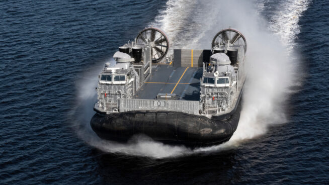 La Armada proyecta su futuro con algo que nunca ha tenido: 'hovercrafts' y minisubmarinos