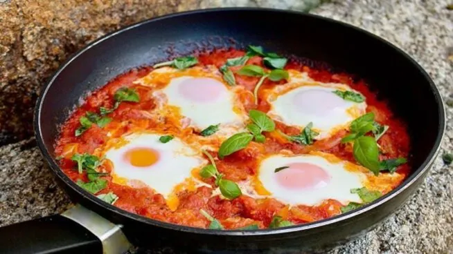 Huevos 'a la pizzaiola': una receta 'antipasti', sabrosa y que se hace en 20 minutos