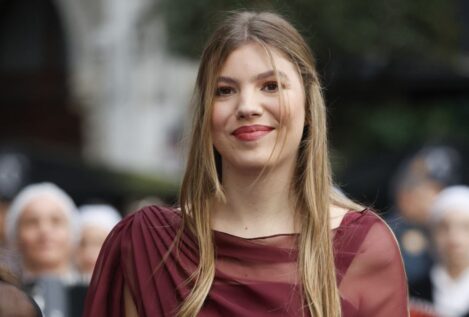 La infanta Sofía lleva la tendencia y el color a los Princesa de Asturias: su vestido asimétrico