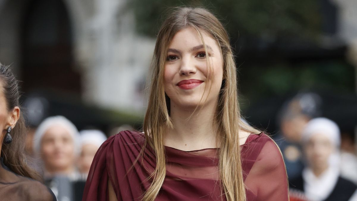 La infanta Sofía lleva la tendencia y el color a los Princesa de Asturias: su vestido asimétrico