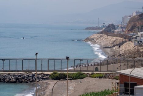 Un joven inmigrante subsahariano consigue llegar a Ceuta en parapente