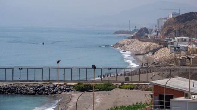 Un joven inmigrante subsahariano consigue llegar a Ceuta en parapente