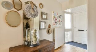 La interiorista Laura Martínez revela el detalle que no debes pasar por alto al entrar en una casa