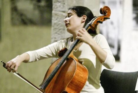 Iris Azquinecer, chelista y compositora