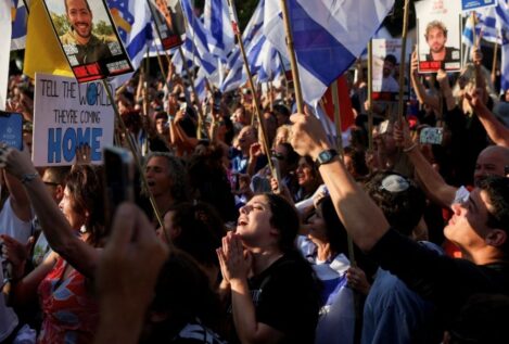 Miles de personas salen a la calle en Israel para celebrar la liberación de los rehenes de Hamás