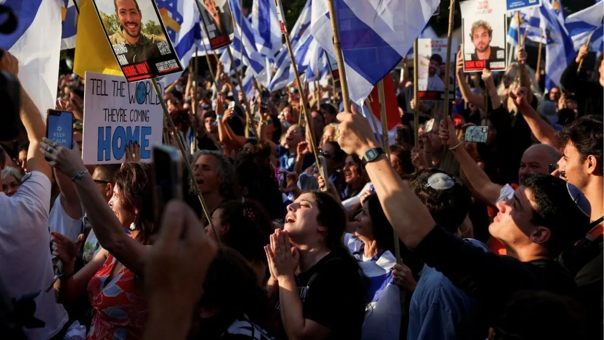 Miles de personas salen a la calle en Israel para celebrar la liberación de los rehenes de Hamás