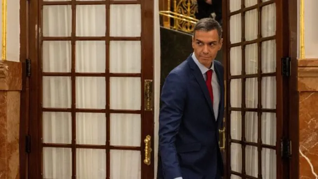 Sánchez huye del Congreso y pide el voto telemático tras la detención de Leire Díez